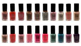 Nuevos tonos brillantes y llamativos que acaparan todas las miradas esta temporada. Esmaltes que se aplican de forma generosa y rápida sobre la uña 