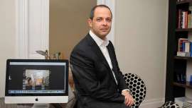 El doctor Moisés Amselem abre su segunda clínica en Madrid, motivo más que destacado para revisar su trayectoria. Emprendedor y médico estético que entre otras cosas ha creado su propia línea cosmética junto a distintas técnicas y tratamientos