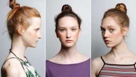 En la 080 Fashion Barcelona hemos visto la propuesta náutica de Naulover, que se completa con un moño alto y desenfadado que Redken y el equipo de Raffel Pagés nos describen paso a paso 