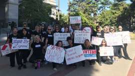 El California Assembly Business and Professions Committee vota no a este proyecto de ley que permitiría trabajar sin licencia en el estado californiano 