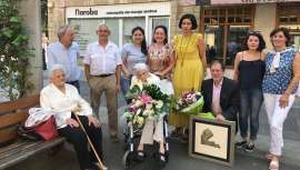 La fundadora de la peluquería Anes, en Andra Mari (Mungia, Vizcaya), acaba de cumplir 100 años y lo ha celebrado rodeada de sus seres queridos 