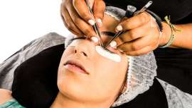 Condiciones climáticas y hábitos distintos al resto del año, calor, sudor, cloro, agua salada..., repercuten negativamente sobre las extensiones de pestañas si no se observa un riguroso mantenimiento en el salón y en casa 