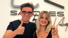 ¡Sí! El reconocido estilista alzireño, Carlos Valiente, opta a ser Peluquero Español del Año en los premios Fígaro. Pero no sólo eso, Sara Piera, del equipo de los Salones Carlos Valiente, compite a su vez por convertirse en Peluquero Revelación