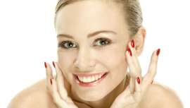 Afortunadamente, existen tratamientos para atenuar o eliminar estas arrugas con resultados muy eficaces, duraderos y sin cirugía