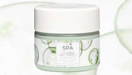 El complejo botánico de su fórmula, creada a base de pepino, aloe vera y manzanilla, hidrata en profundidad la piel y evita la aparición de callosidades