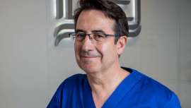 Miguel Sánchez Viera, director del Instituto de Dermatología Integral, pone en alerta que, en los últimos años, hay una peregrinación de pacientes a realizarse implantes de pelo en Turquía atraídos por el reclamo de ofertas muy agresivas