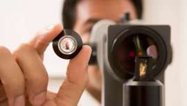 Más de la mitad de la población de 65 años padece cataratas y a partir de los 45 años todos sufriremos presbicia. Con el implante de las lentes multifocales se corrigen todos los defectos refractivos