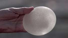 Con los últimos avances en el campo de la cirugía estética de mamas, se hace necesario conocer en profundidad los diferentes tipos de implantes existentes, el material de que están fabricados y los controles que superan