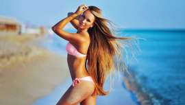 Opaca, quebradiça, apagada, escassa... Cada cabelo é o mundo, sim, mas por volta do verão todas parecem sofrer dos mesmos males. Assim, prepara-te já e prepara-te com os cosméticos e rituais que recuperem no salão o seu brilho e vitalidade