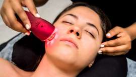 Aporta firmeza y resistencia en la piel. De esta manera, la regenera, evitando las arrugas al tiempo que la flacidez en el rostro