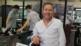 Fernández es la segunda generación de barberos al frente del Salón Balmes, con 73 años de historia en Barcelona. Su negocio es finalista a Barbería del Año, según Barberiasconencanto. La respuesta la conoceremos en Salón Look