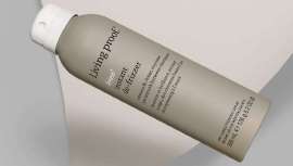 Living Proof lanza este producto revolucionario que elimina hasta el 92% del efecto encrespado en cualquier lugar y momento. El cabello seco se vuelve suave, brillante, manejable y sin peso añadido 