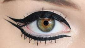 Este expositor de Ten Image ofrece una máscara para cada tipo de ojos y pestañas, junto con cuatro eyeliners de textura y acabados distintos 