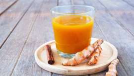 Este zumo naranja, que algunos ingieren como tónico, tiene un componente principal: la cúrcuma. La población destaca algunas de sus supuestas propiedades antisépticas, antitumorales y antioxidantes sobre la salud 