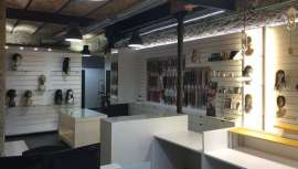 El nuevo local cuenta con una exposición más amplia de artículos para la salud capilar. Desde extensiones de cabello natural a pelucas, prótesis capilares y postizos