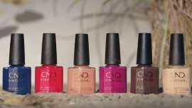 Ofrece una amplia variedad para todos los gustos y momentos, desde un azul noche elegante y sofisticado, hasta un naranja empolvado que evoca los atardeceres cálidos y otoñales