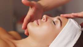 La mascarilla electrohilada se presenta en parches de ácido hialurónico puro de 77kDa, de muy bajo peso molecular y 40 veces más concentrado que el que se utiliza en cualquier producto cosmético