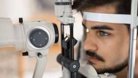 Uno de los motivos de ver moscas o de las miodesópsias es que el vítreo, el gel que rellena el ojo, se va haciendo más líquido y se va separando de la retina