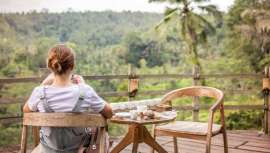 Con esta dieta, se consigue adelgazar reduciendo sustancialmente la ingesta de carbohidratos. El cuerpo busca otras fuentes de energía y empieza a quemar más grasa
