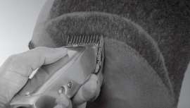  Las lecciones están diseñadas para ayudar a los lectores a comprender mejor sus herramientas de corte y también presenta múltiples tutoriales que cubren tipos de cabello y texturas, fundidos y estilos personalizados