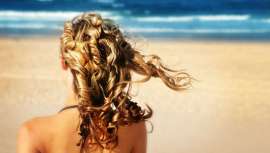 Deixe espaço para eles na sua mala. As 6 dicas essenciais que você deve viajar para desfrutar de um cabelo e cor extraordinários neste verão. Estas são as dicas de profissionais especializados