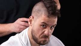 Conhecido como corte moicano, foi o look básico dos movimentos culturais e musicais como o punk ou o rock dos anos 80. Este corte intemporal não perdeu a sua essência radical e inconformista com a passagem do tempo