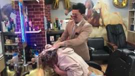 Mehmet Bayraktar, ataviado con un vestuario elegante e impoluto, no duda en repartir bofetadas mientras realiza cualquier servicio en su barbería 