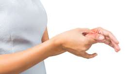 Más común de lo que pudiera pensarse, la artrosis del pulgar, íntimamente relacionada con los movimientos reiterativos realizados por los profesionales peluqueros, es una enfermedad incapacitante a la que debemos atender desde los primeros síntomas