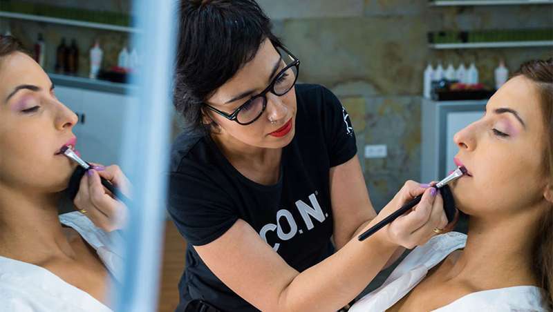 Truques para que a maquilhagem no derreta durante os meses de calor