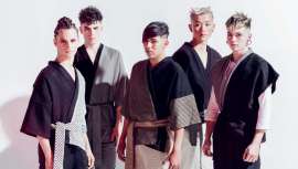 No es la primera, ni será la última propuesta de tendencia masculina que nos pilla por sorpresa a la vez que nos entusiasma, elaborada por Marco Pérez, o lo que es lo mismo, Marco PM, fuente de inspiración divina