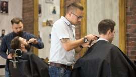 Un siervo de Luis IX, rey francés del siglo XIII, hizo tan excelso trabajo con la regia peluca de la testa coronada que la corte y cohorte de nobles y lacayos nombran caballero y hombre libre a tan genial peinador, un día 25 de agosto