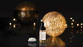 Davines volta a surpreender. Desta vez com um feitiço líquido para o cabelo que evolui e se converte em espuma ao ser aplicado no cabelo para revelar todas as virtudes de cuidado e beleza de Liquid Spell