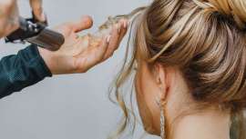 El vídeo se ha revelado como la herramienta perfecta para formar y demostrar técnicas de peluquería. Por eso hoy, revisamos y reproducimos algunos de los cursos, tutoriales y formaciones virales más seguidas en formato on-line. Entra y ¡aprende!