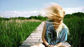 ¡Qué horror! Quebradizo, áspero, sin brillo, apelmazado... No es de extrañar que el teléfono, el de la peluquería y su agenda de citas echen humo. Si tu cabello ha vuelto quemado por el sol, se impone la visita al salón