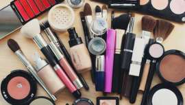 Mágicos e tentadores, batons e esmaltes que mudam de cor ou coloretes que também o fazem, passando por pós que se convertem em cremes hidratantes ou bases sólidas que na realidade são líquidas. Trata-se da cosmética mutante