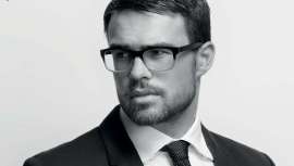 A linha NAK Barber cria todos os estilos, desde o mais clássico aos mais frescos, divertidos e relaxados usados pelos rebeldes sem causa. Géis, pomadas, ceras manejáveis e cremes de engenharia, todos vegans, para o controlo do styling