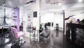 Propietarios o gerentes de salones de peluquería, institutos de belleza, barberías y spas pueden alquilar cabinas, sillones y butacas para ejercer su actividad. Profesionales independientes también pueden optar por esta opción 