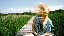 Que horror! Frágil, áspero, sem brilho, endurecido... Não é de admirar que o telefone, o cabeleireiro e a agenda de compromissos se enchem de fumo. Se seu cabelo voltou queimado pelo sol, a visita ao salão é imposta