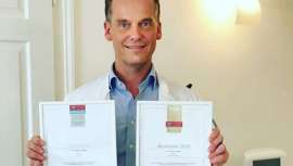 El preferido por los pacientes, así lo han manifestado en las encuestas realizadas por la revista Focus, artífice de la famosa línea cosmética Royal Fern, es el dermatólogo y especialista en distintas áreas, doctor Timm Golüke