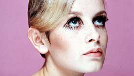 Aquella modelo que marcara toda una época, Twiggy, se encargó de poner de moda unas pestañas marcadas en exceso, tanto en el párpado superior como inferior, y agrupadas. Un tip  del maquillaje que vuelve con fuerza 
