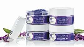 Incluye mascarilla, soak purificante, exfoliante y manteca de masaje para dejar unas manos y pies cuidados y resplandecientes