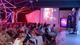 Más de un centenar de invitados fue testigo del universo de luces, neón y espejos que rodea la colección de la firma para este otoño-invierno. Ten Image ha logrado recrear la magia de los años 80 en el Showroom Fashion Bar de Barcelona