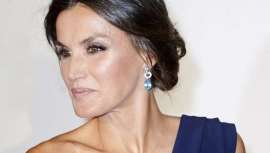 Eduardo Sánchez, director de Maison Eduardo Sánchez, explica la manera hacer este peinado tan favorecedor que lució la Reina en el Teatro Real de Madrid