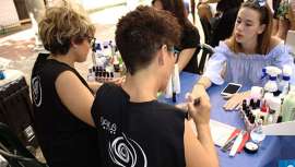 Más de 15.000 personas han acudido a presenciar cada jornada de la Pasarela Larios, donde se han podido ver los maquillajes en tonos nude de Nails Factory. La firma se ha encargado de la decoración de las uñas de los/as modelos/as