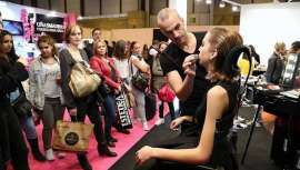Una agenda completa, llena de posibilidades, demostraciones, talleres, maquillaje, tratamientos..., en el estand 5C21 de Cazcarra Image Group en Salón Look 2018. Pásate, aprende y disfruta con los mejores