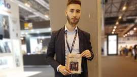 Barbero consolidado y estudioso del arte no sólo de las barbas sino también de las letras, Daniele Anile publica BaRberland, libro en el que la historia de barbas y cabellos es protagonista pero que incluye a su vez una práctica guía de consejos