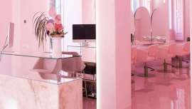 En el barrio de Malasaña nace una de las peluquerías más glamurosas de todo Madrid, con el rosa como bandera, y decorada con detalles neón, dorados y mucha purpurina