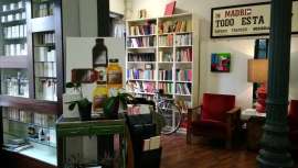 El barrio de Chueca (Madrid) alberga el Espacio Paco Martín, conocido como la Pelubrería, donde se pueden leer libros, disfrutar de actividades culturales y mejorar tu propia imagen con un buen corte o color 