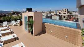 Inbeca Wellness Equipment ha renovado la zona de piscina situada en la terraza de este hotel con vistas increíbles a la Ciudad Condal 
