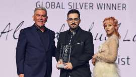 Una experiencia única y un trabajo de la misma naturaleza que aúpan a Alejandro Buil al pódium Color Zoom, la primera vez en la historia de la mítica competición que lo pisa un peluquero español